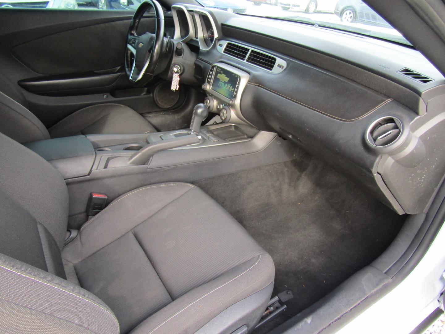 2014 White Chevrolet Camaro Coupe 1LT (2G1FB1E32E9) with an 3.6L V6 DOHC 24V FFV engine, Automatic transmission, located at 15016 S Hwy 231, Midland City, AL, 36350, (334) 983-3001, 31.306210, -85.495277 - Photo#7